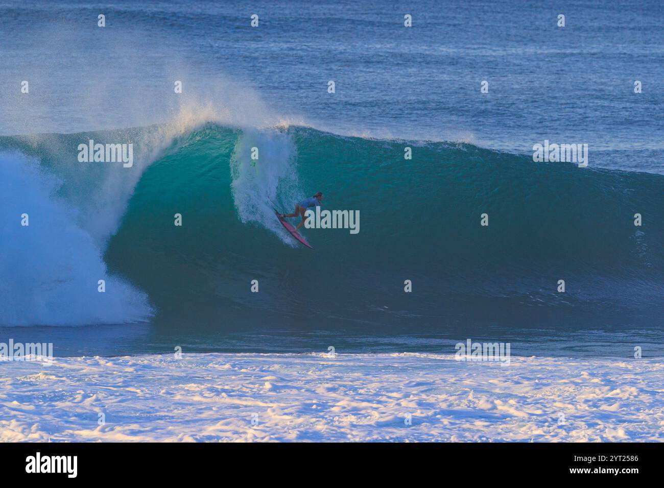 Oahu, Hawaï. 1er décembre 2024. Alyssa Spencer surfant sur la rive nord d'Oahu. Banque D'Images