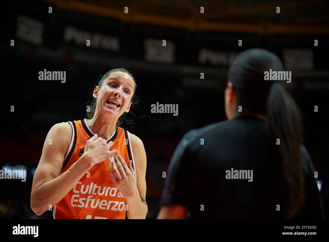 Valencia , Espagne , 5, décembre 2024. Kristine Vitola de Valence basket à la Liga Femenina Endesa saison régulière Round 10 . Crédit : Vicente Vidal Fernandez/Alamy Live News Banque D'Images