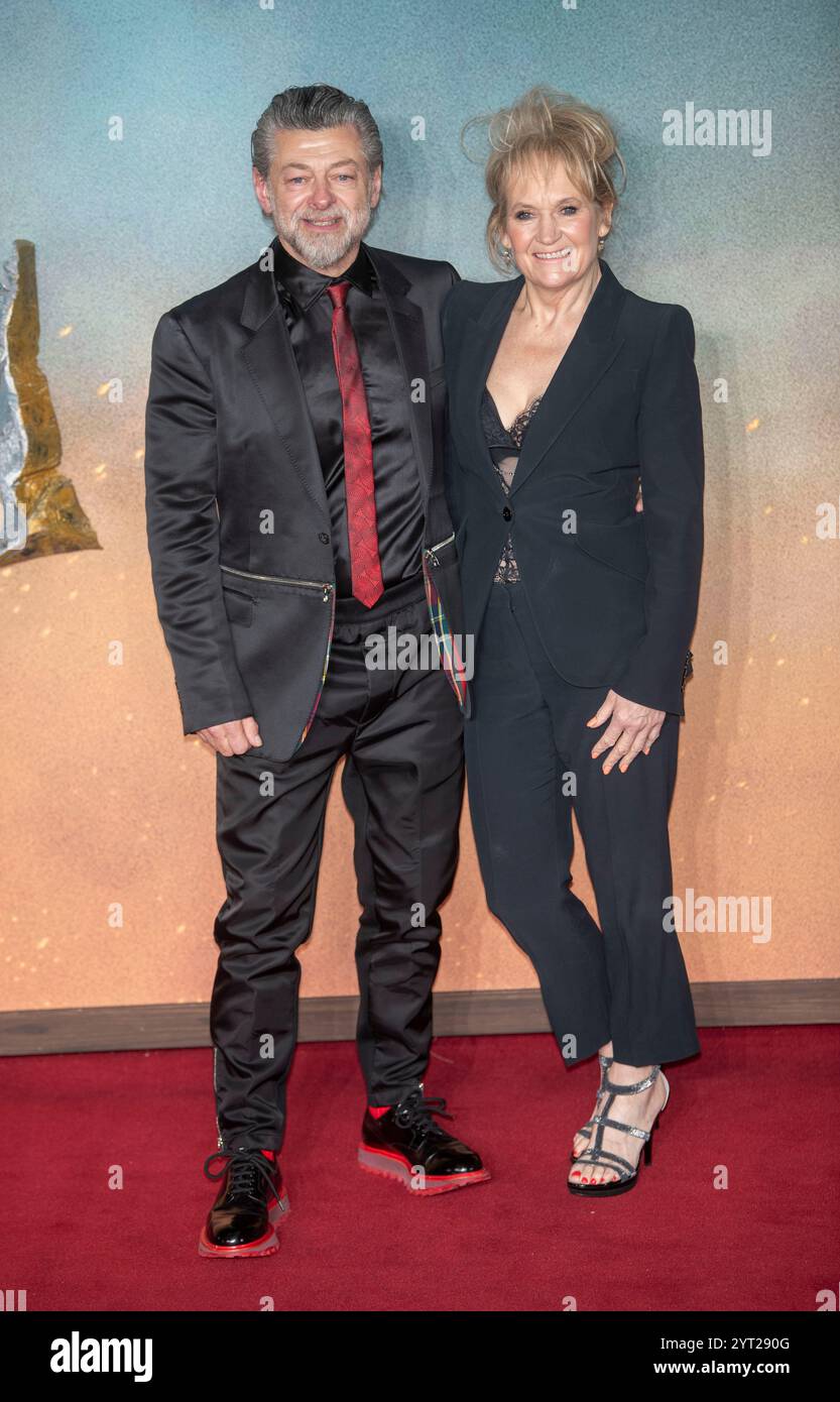 Andy Serkis , Lorraine Ashbourne assiste à la première mondiale du film 'le Seigneur des anneaux : la guerre des Rohirrim' à l'Odeon luxe Leicester Square à Londres, Grande-Bretagne, le 3 décembre 2024 Banque D'Images