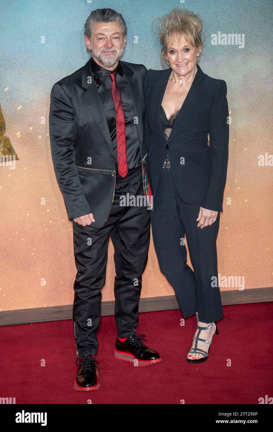 Andy Serkis , Lorraine Ashbourne assiste à la première mondiale du film 'le Seigneur des anneaux : la guerre des Rohirrim' à l'Odeon luxe Leicester Square à Londres, Grande-Bretagne, le 3 décembre 2024 Banque D'Images