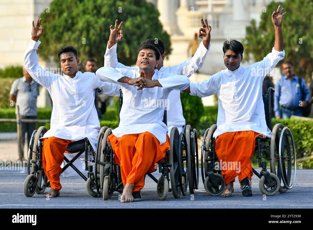 Kolkata, Inde. 05th Dec, 2024. Un groupe spécialement habilité 'Nava Uttan Group', exécute une danse spéciale en fauteuil roulant nommée "Dance on Wheels" lors de l'édition UTSAV III du FESTIVAL D'ART ami au Victoria Memorial Hall en collaboration avec Kolkata Centre for Creativity. (Photo de Dipayan Bose/SOPA images/SIPA USA) crédit : SIPA USA/Alamy Live News Banque D'Images