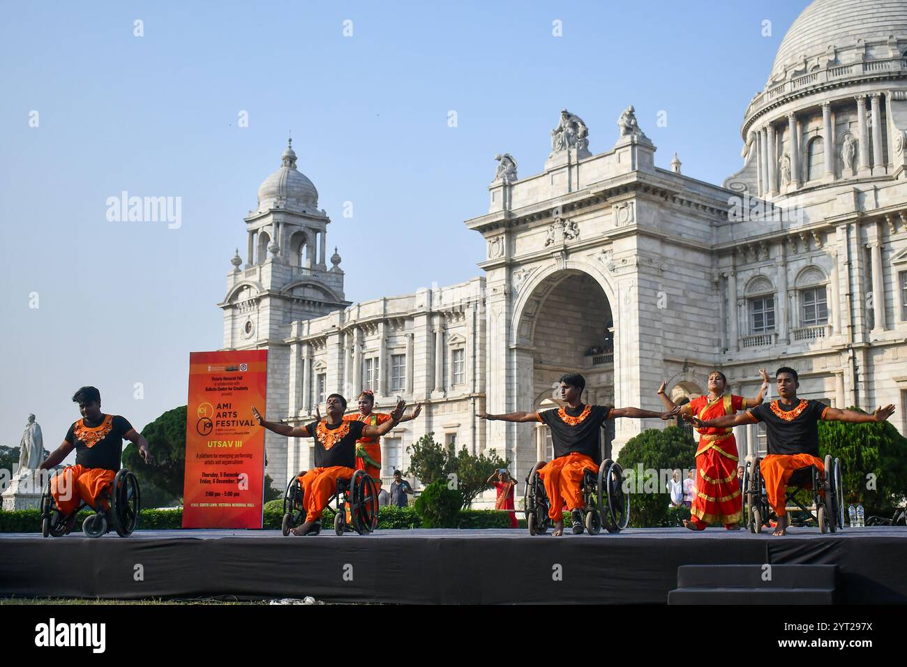 Kolkata, Inde. 05th Dec, 2024. Un groupe spécialement habilité 'Nava Uttan Group', exécute une danse spéciale en fauteuil roulant nommée "Dance on Wheels" lors de l'édition UTSAV III du FESTIVAL D'ART ami au Victoria Memorial Hall en collaboration avec Kolkata Centre for Creativity. (Photo de Dipayan Bose/SOPA images/SIPA USA) crédit : SIPA USA/Alamy Live News Banque D'Images