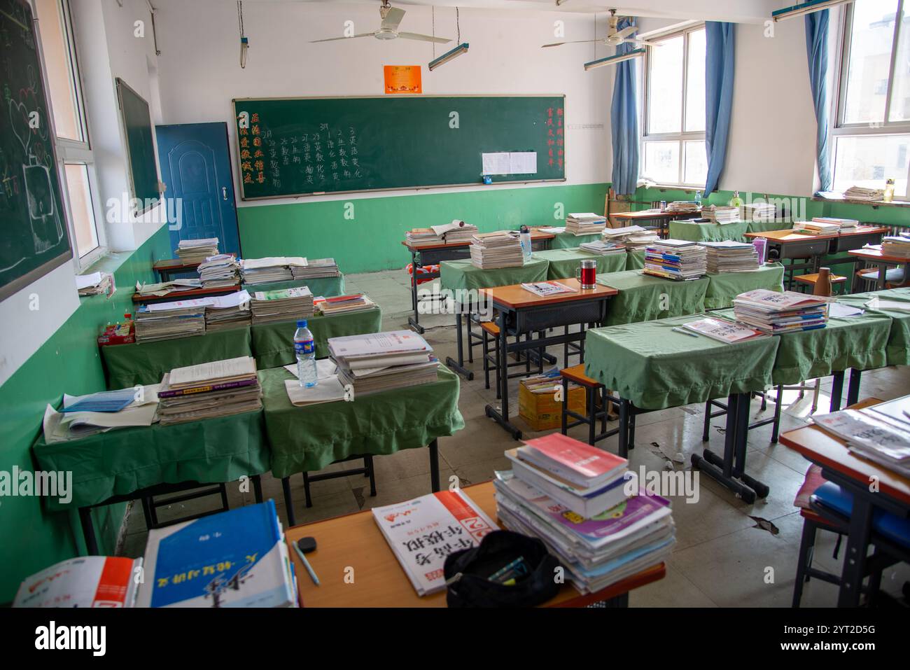 Salle de classe avec bureau et livres d'études au collège à Zhaozhou, Chine Banque D'Images