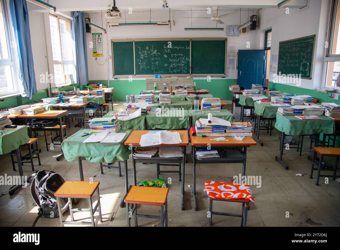 Salle de classe avec bureau et livres d'études au collège à Zhaozhou, Chine Banque D'Images
