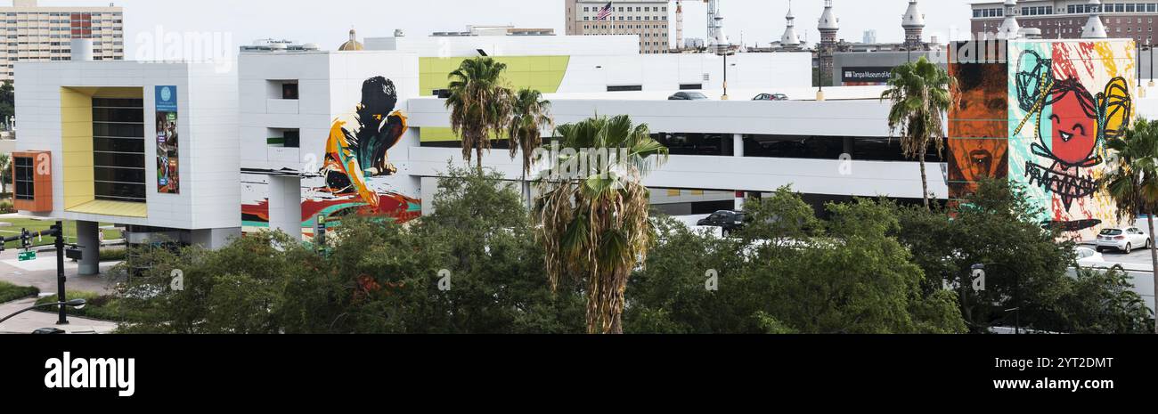 Tampa Bay, Floride, États-Unis - 21 juillet 2018 : Musée des enfants Glazer avec des peintures murales sur un bâtiment contemporain, entouré de palmiers tropicaux et de la vie urbaine. Banque D'Images