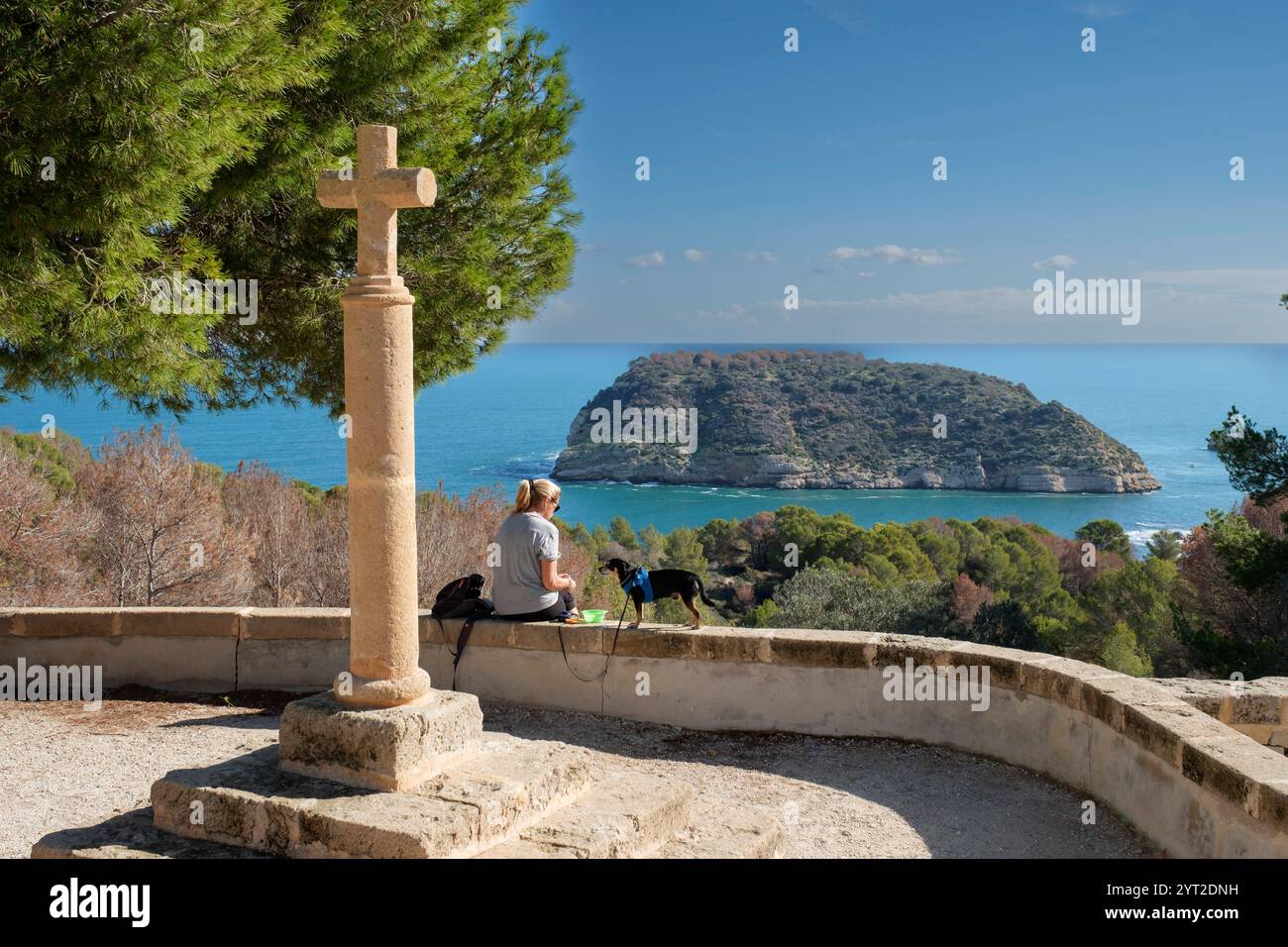 Creu del Portitxol und die Insel von Portitxol BEI Javea Xabia *** Creu del Portitxol et l'île de Portitxol près de Javea Xabia Alicante Espagne GMS18128 Banque D'Images