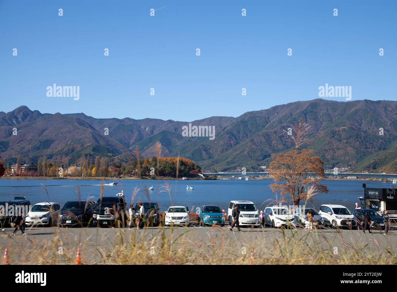 Vue du lac Kawaguchi à Yamanashi, Japon avec des voitures garées au premier plan et le pont Ohashi au loin Banque D'Images