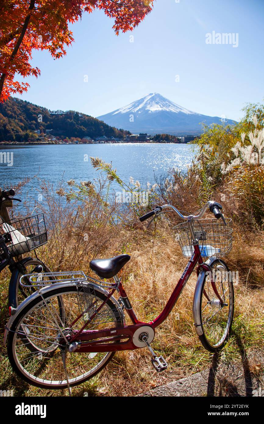 Lac Kawaguchi avec vue sur le mont Fuji et vélos stationnés Banque D'Images