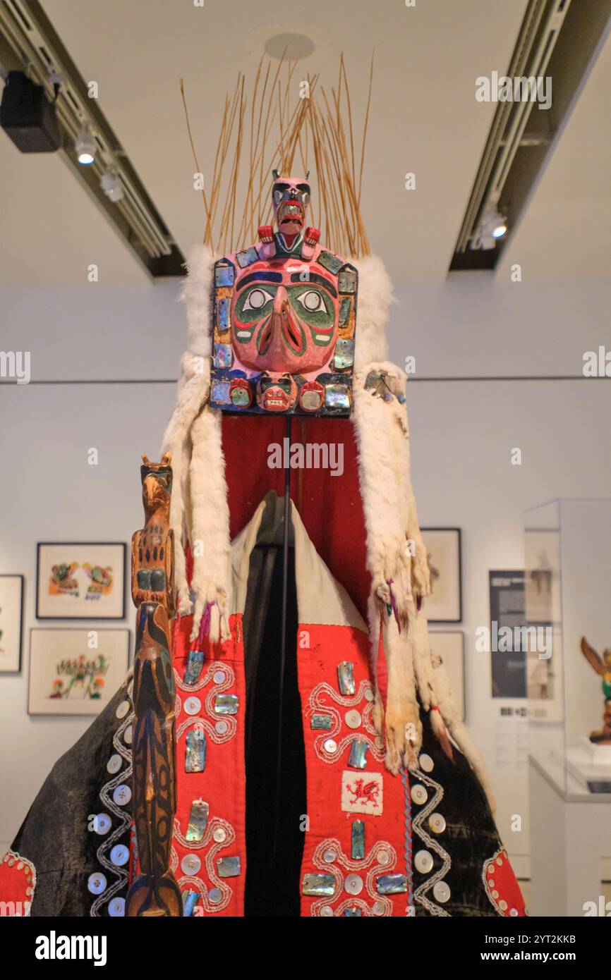 Certains des vêtements traditionnels, garde-robe. Une partie du spectacle temporaire, à voir, à entendre au Vancouver Anthropology Museum en Colombie-Britannique, Canada. Banque D'Images