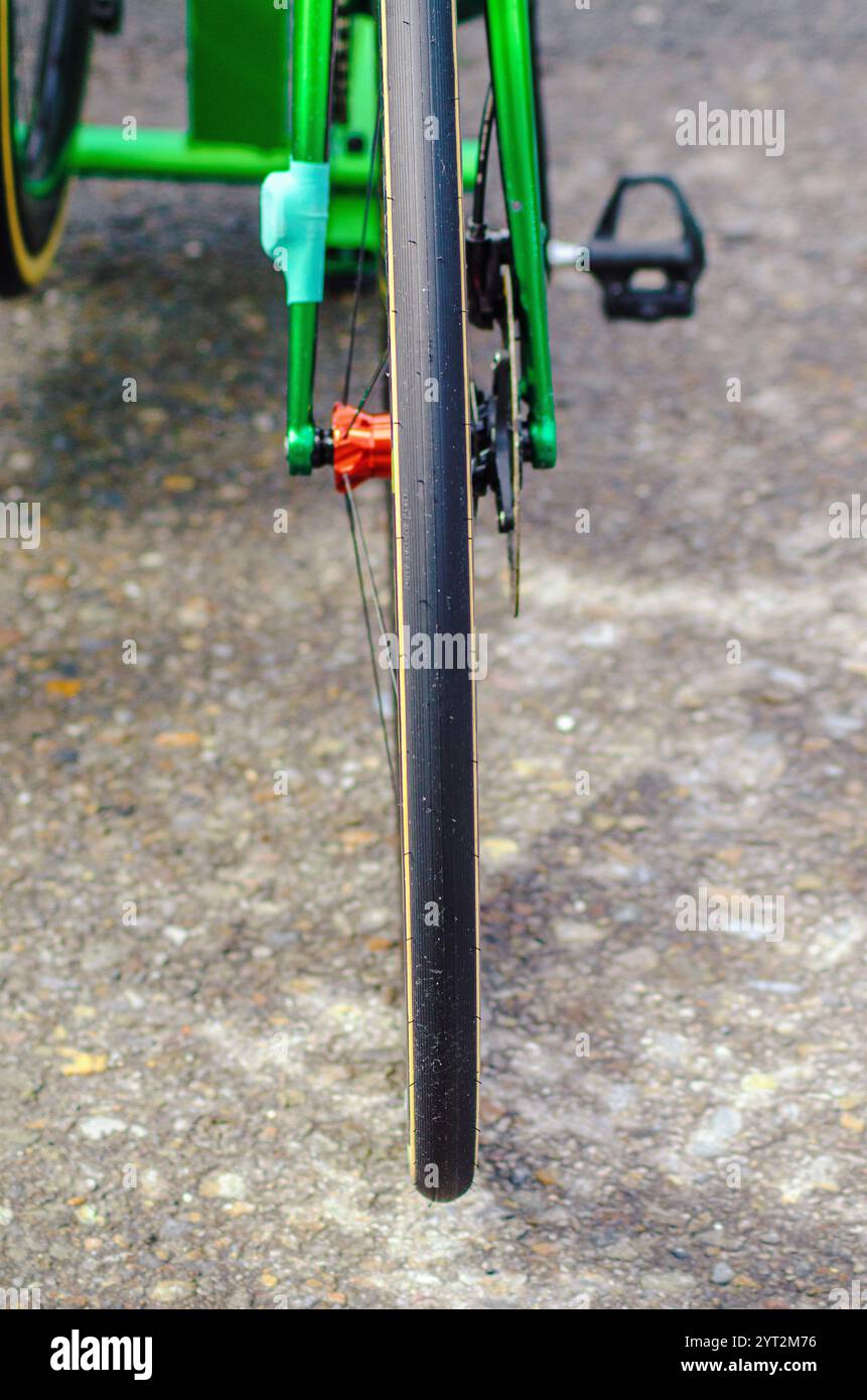 green carbone racing sport course vélo de route vélo course, vue sur la roue avant d'un vélo de compétition de course sur route Banque D'Images