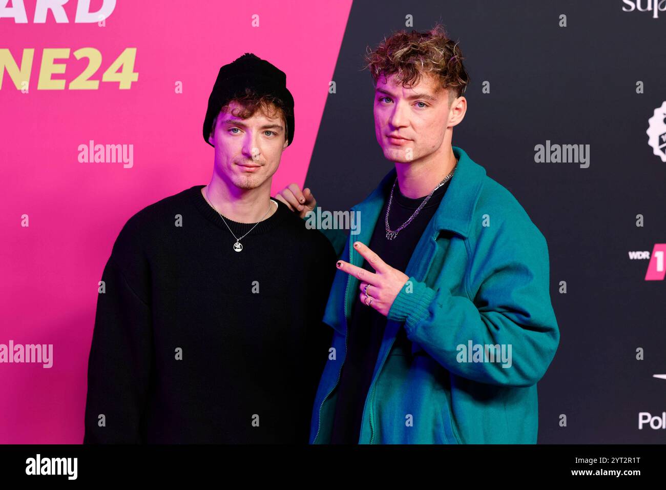 Die Sänger Roman Lochmann und Heiko Lochmann R von der Band Die Lochis BEI der 25. Verleihung der 1LIVE Krone 2023 im Lokschuppen Bielefeld. Bielefeld, 05.12.2024 NRW Deutschland *** chanteurs Roman Lochmann et Heiko Lochmann R du groupe Die Lochis à la 25e présentation de la 1LIVE Krone 2023 au Lokschuppen Bielefeld Bielefeld, 05 12 2024 NRW Allemagne Copyright : xChristophxHardtx Banque D'Images