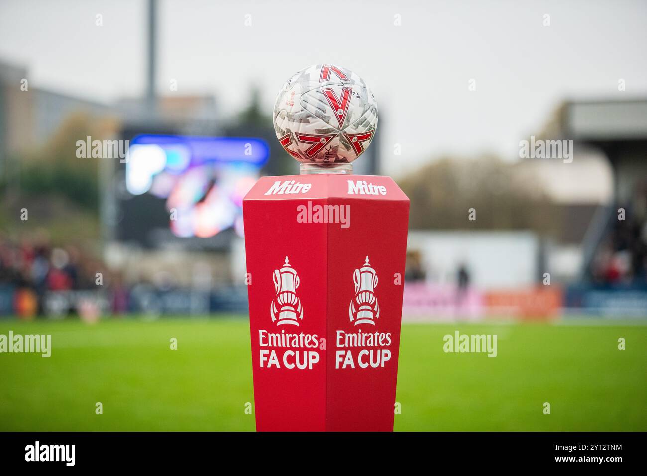 Ballon de football officiel Emirates FA Cup Mitre sur le stand d'avant-match Banque D'Images