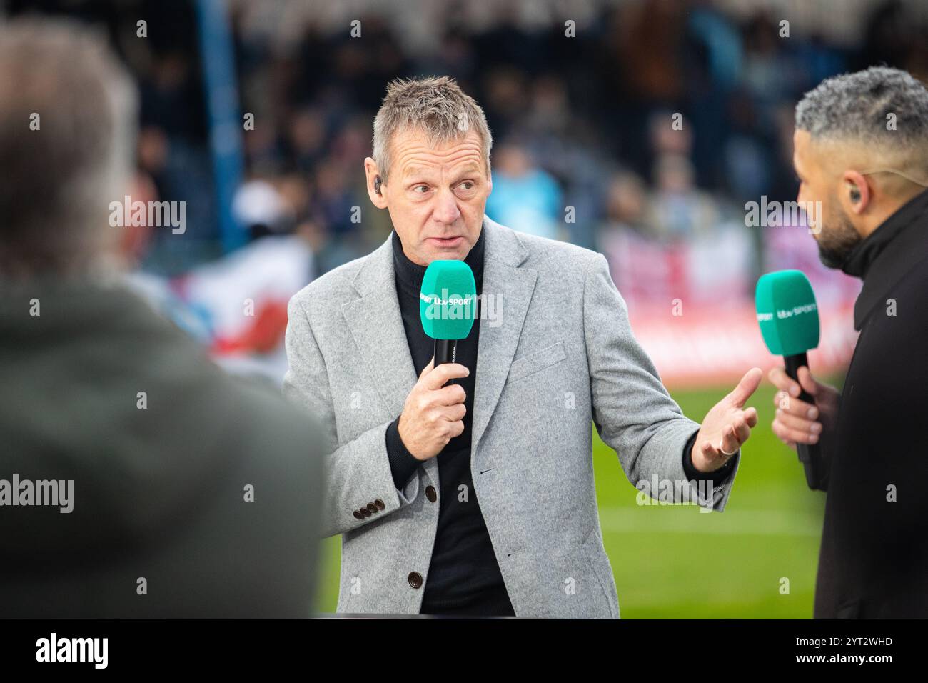 Stuart Pearce comme pundit pour ITV lors du match de FA Cup entre Wealdstone FC vs Wycombe Wanderers 30/11/24 Banque D'Images