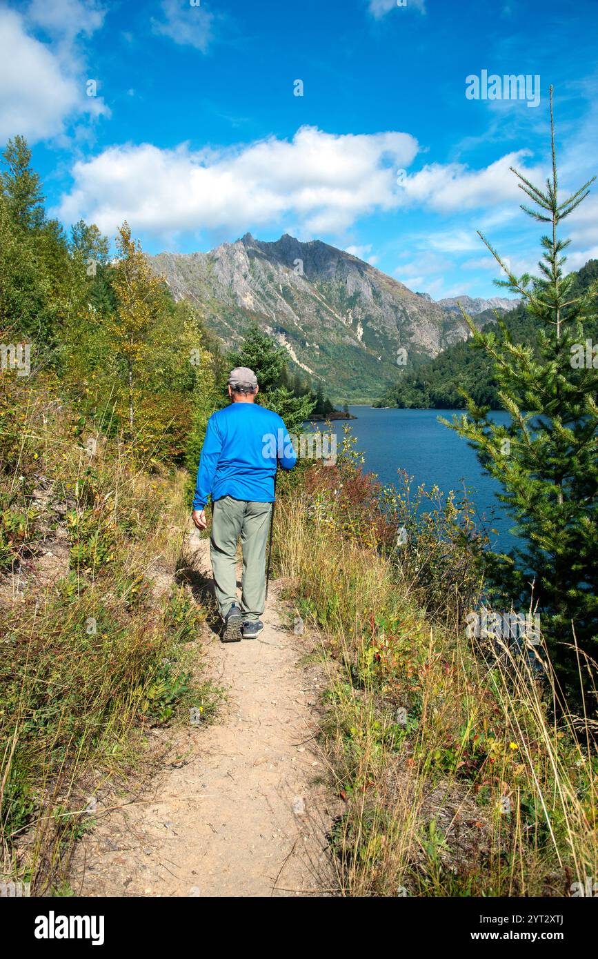 Un mâle adulte seul faisant une randonnée sur un sentier le long du lac Banks Cold Water. Cascade Mountains, Washington Banque D'Images