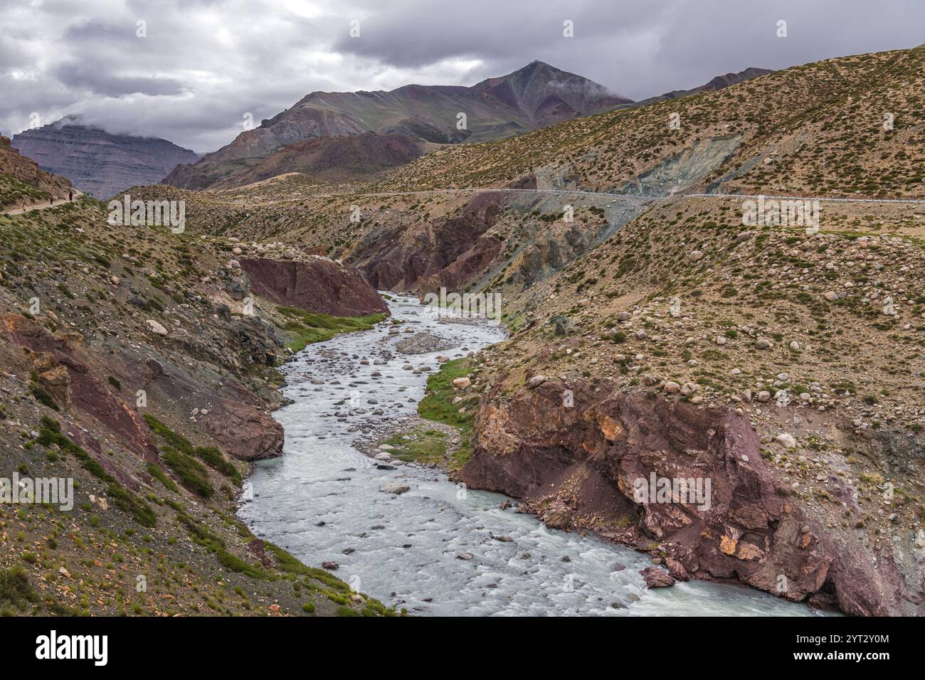 La gorge et la rivière dedans le troisième jour de la kora autour du mont Kailash, Tibet occidental, espace de copie pour le texte Banque D'Images