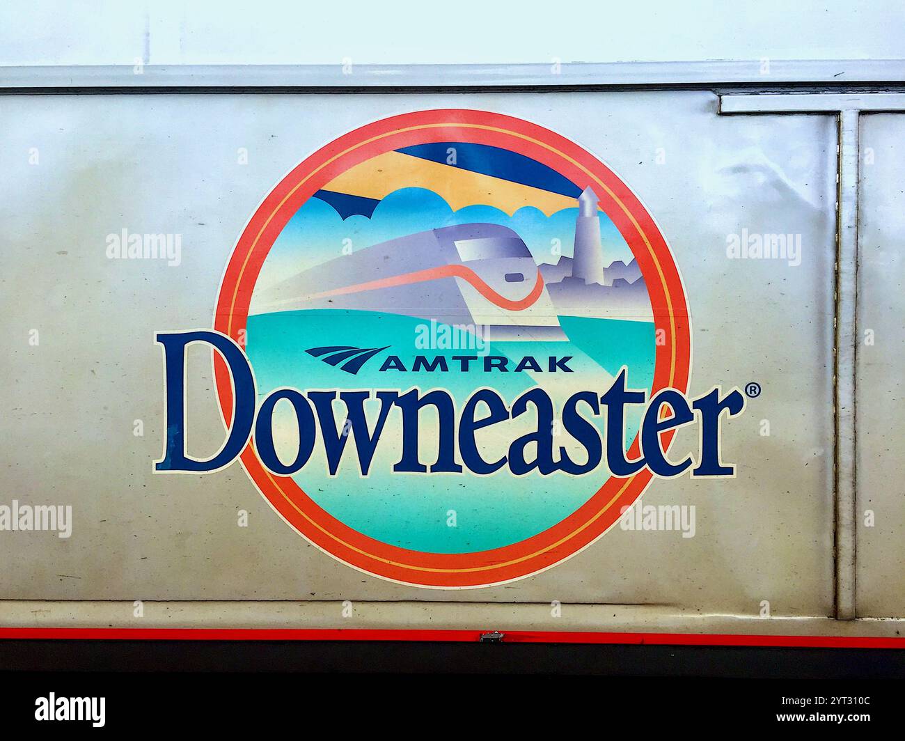 Vue rapprochée du logo « Amtrak Downeaster » sur le moteur du train de voyageurs entre Boston, Massachusetts et Brunswick, Maine, États-Unis. Banque D'Images