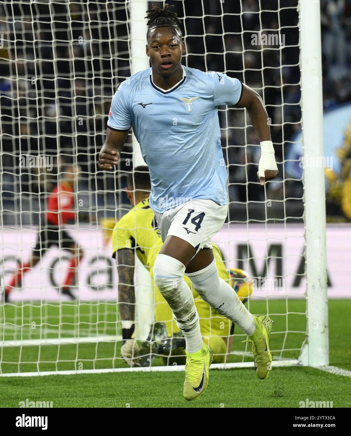 Rome, Italie. 5 novembre 2024. Tijjani Noslin du Lazio célèbre son but lors de la manche du 16e match de Coupe d'Italie entre le Lazio et Napoli à Rome, Italie, le 5 novembre 2024. Crédit : Alberto Lingria/Xinhua/Alamy Live News Banque D'Images Rome, Italie. 5 novembre 2024. Tijjani Noslin du Lazio célèbre son but lors de la manche du 16e match de Coupe d'Italie entre le Lazio et Napoli à Rome, Italie, le 5 novembre 2024. Crédit : Alberto Lingria/Xinhua/Alamy Live News Banque D'Images