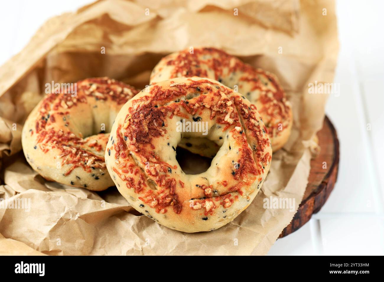 Pain Sourdough sain rond avec graines de sésame noir Banque D'Images