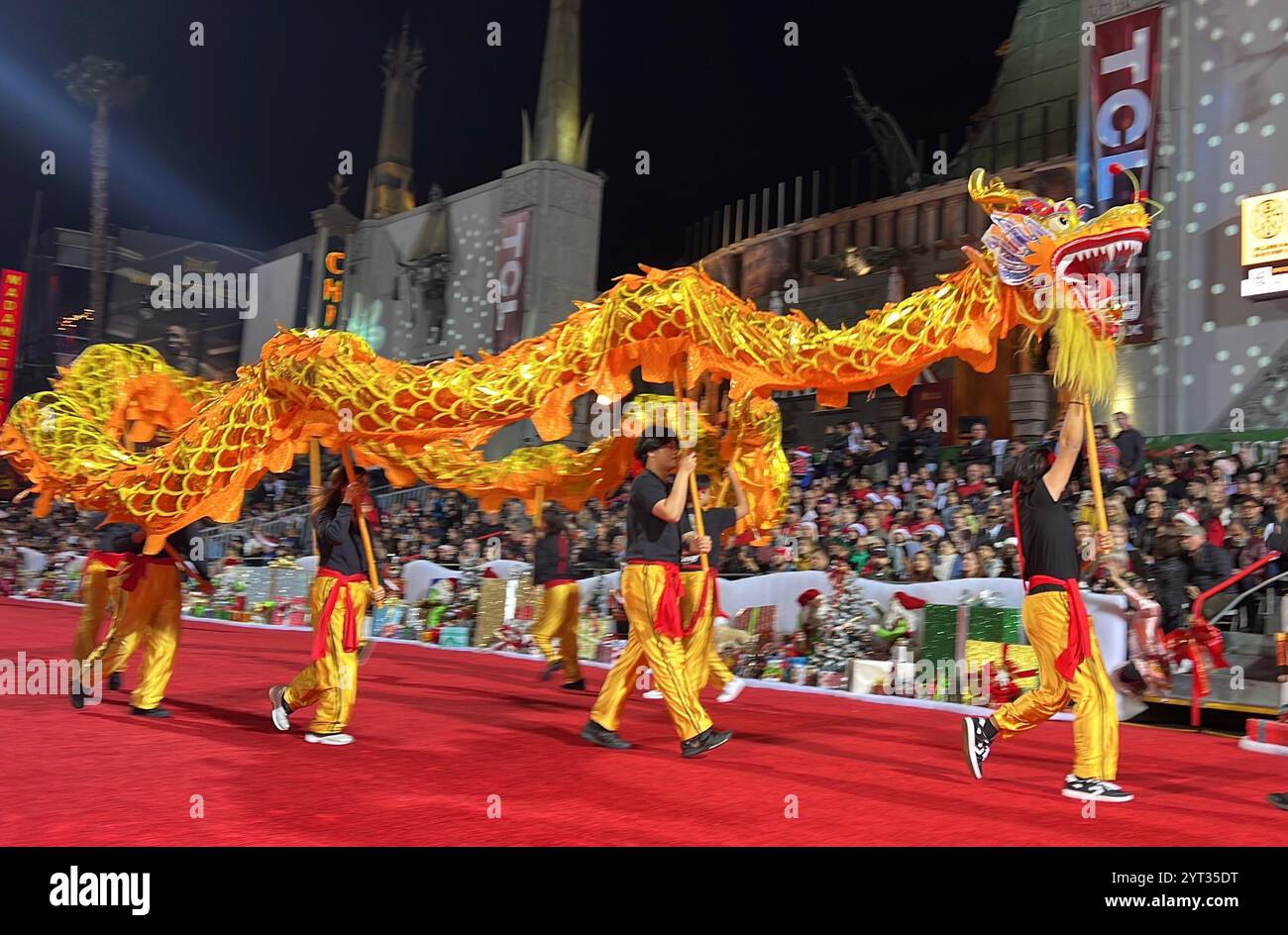 Spectacle de danse Dragon. Los Angeles, USA.1st décembre 2024. Le 92e défilé de Noël hollywoodien a fait ses débuts sur le Walk of Fame à Los Angeles, États-Unis, le 1er décembre 2024 heure locale. Crédit : Zhang Shuo/China News Service/Alamy Live News Banque D'Images