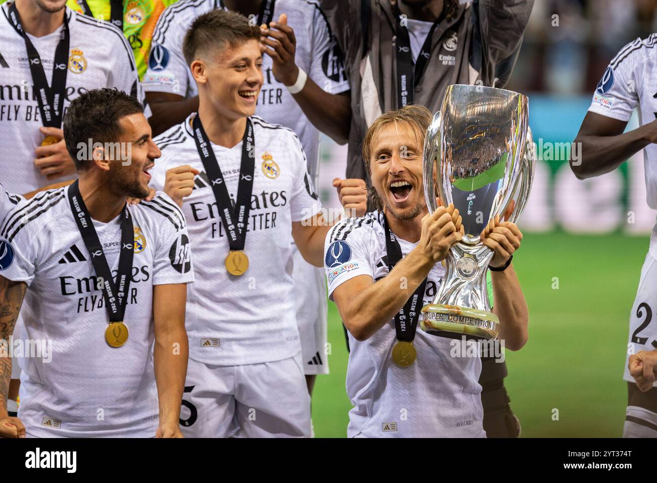 Luka Modric du Real Madrid vu avec trophée lors de la cérémonie après ...