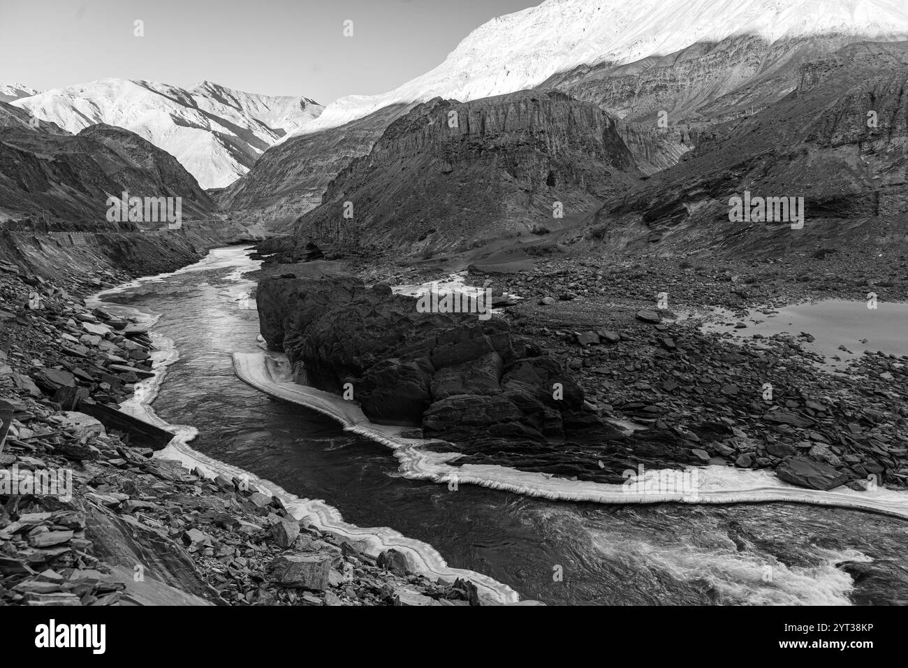 L'eau de la rivière Zanskar gelée sur les côtés pendant les hivers, coulant à travers les montagnes. Banque D'Images