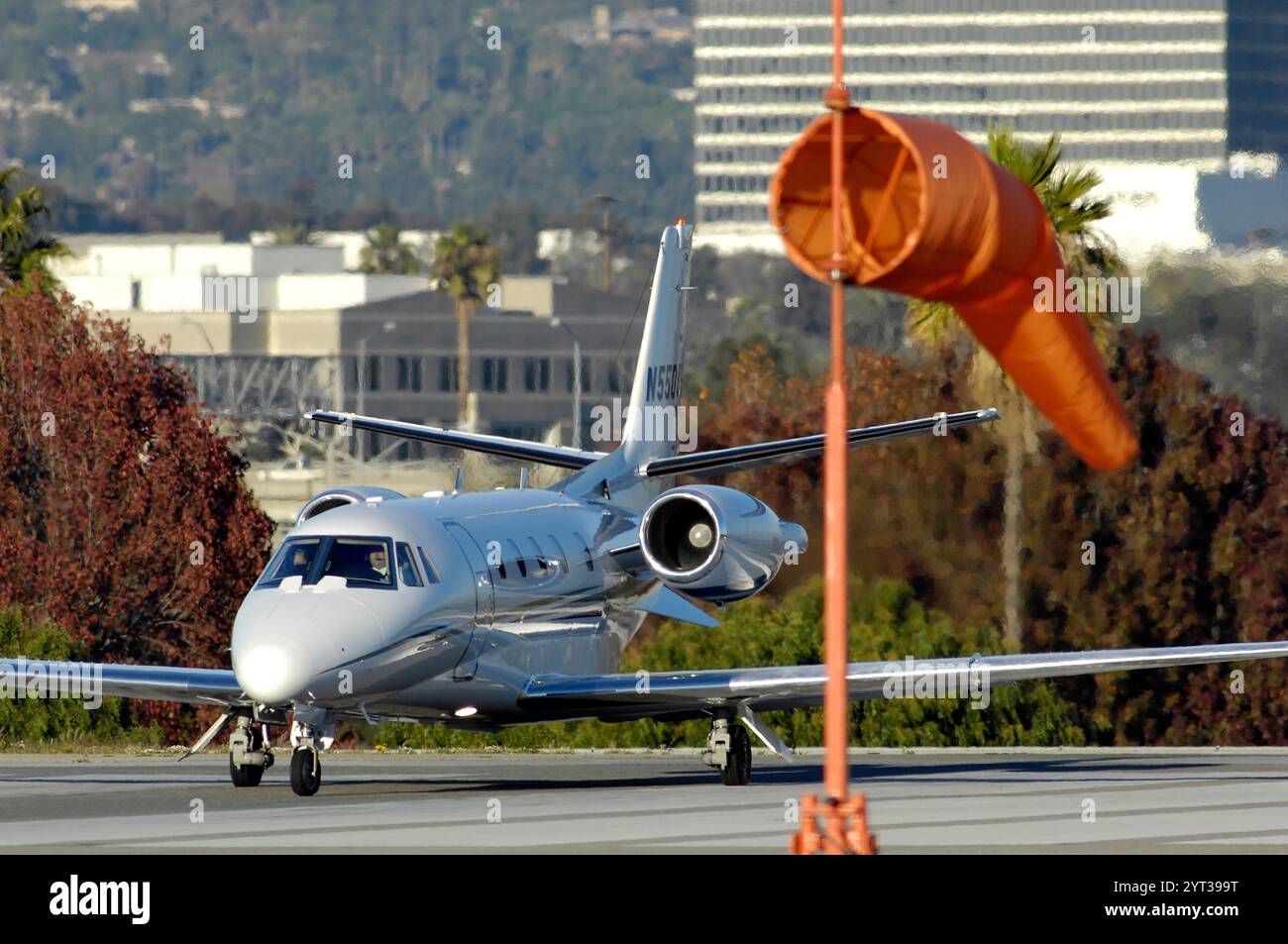Santa Monica, Californie : jet privé, hélicoptère, petit avion volant toute la journée, au milieu de Santa Monica. Banque D'Images