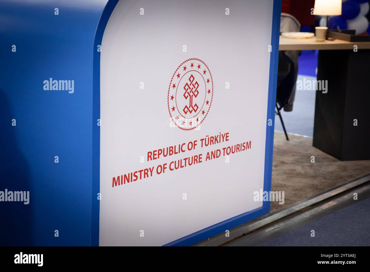 BELGRADE, SERBIE - 21 OCTOBRE 2024 : logo du ministère de la culture et du Tourisme de la République de Turkiye (kultur ve turizm bakanligi) affiché en B. Banque D'Images