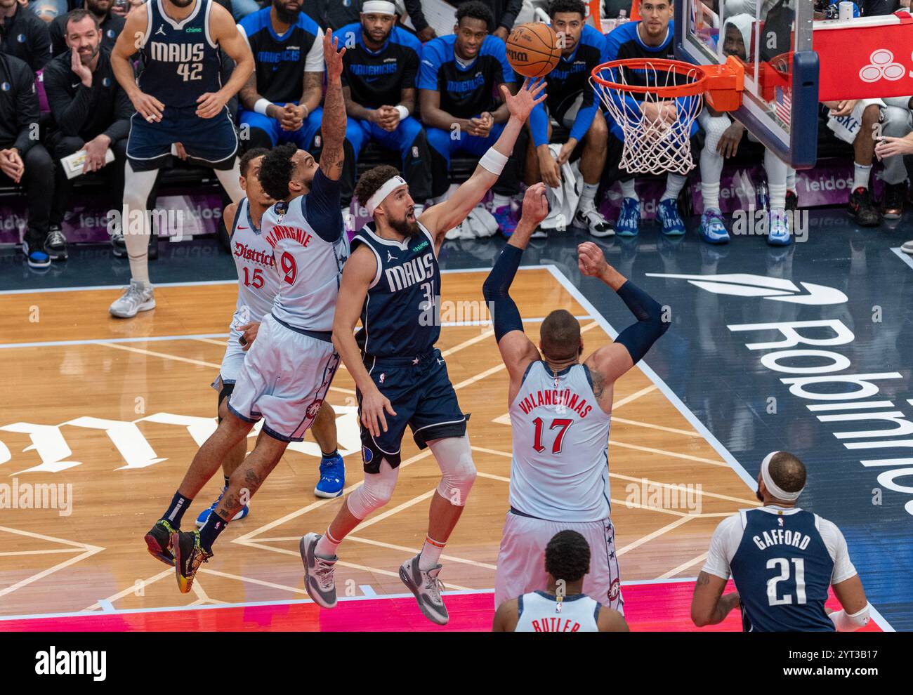 Washington, États-Unis. 05th Dec, 2024. WASHINGTON, DC - 5 DÉCEMBRE : le garde des Dallas Mavericks Klay Thompson (31) fait une demande lors d'un match NBA entre les Wizards de Washington et les Mavericks de Dallas, le 5 décembre 2024, à Capital One Arena, à Washington, DC. Crédit : Sipa USA/Alamy Live News Banque D'Images
