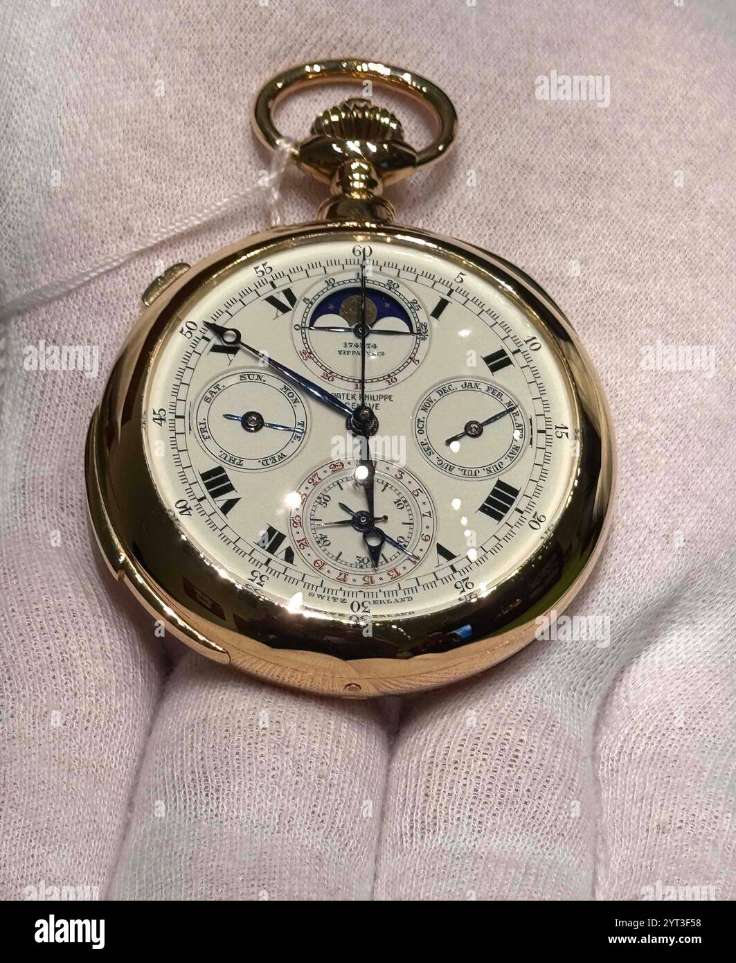 New York, New York, États-Unis. 5 décembre 2024. Patek Philippe TBXlll Grand complication, fabriqué en 1917, vendu au détail par Tiffany et Co., montre de poche estimée $200 000 - $400,000, vu lors de la ''˜The Goat Collection : Watches and Treasures from Tom Brady' lors de l'avant-première de presse pour les ventes de luxe Sotheby's New York de l'automne 2024 qui se déroulent à Sotheby's New York. (Crédit image : © Nancy Kaszerman/ZUMA Press Wire) USAGE ÉDITORIAL SEULEMENT! Non destiné à UN USAGE commercial ! Banque D'Images