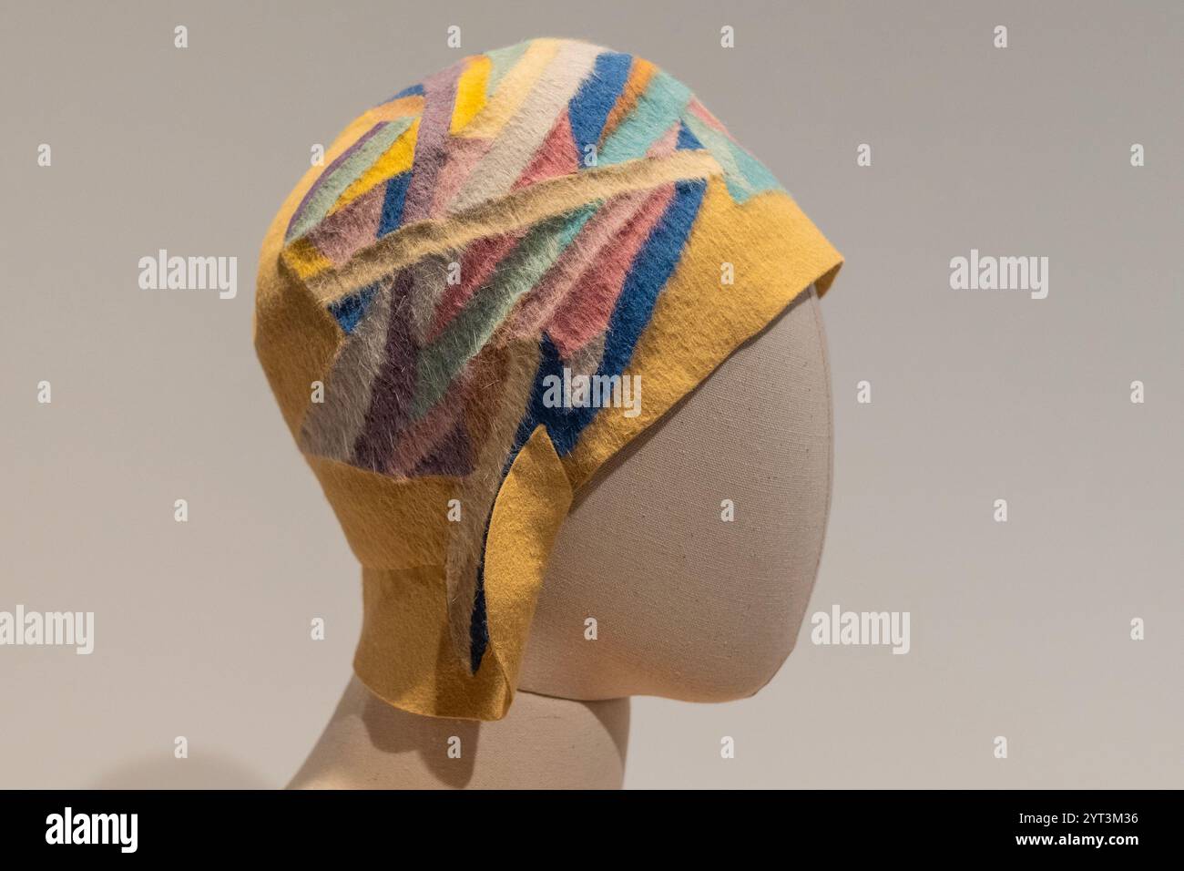 New York, NY, États-Unis, 5 décembre 2024 : rare cloche et MatchingScarf, 1924-1925 de Sonia Delaunay en avant-première des ventes de luxe Sotheby's à New York le 5 décembre 2024. Crédit : Lev Radin/Alamy Live News Banque D'Images