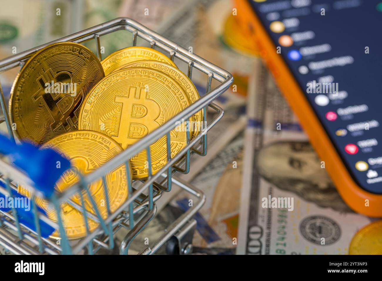 Pièces bitcoin d'or assis sur 100 dollars dans le panier. Concept de crypto-monnaie Bitcoin Banque D'Images