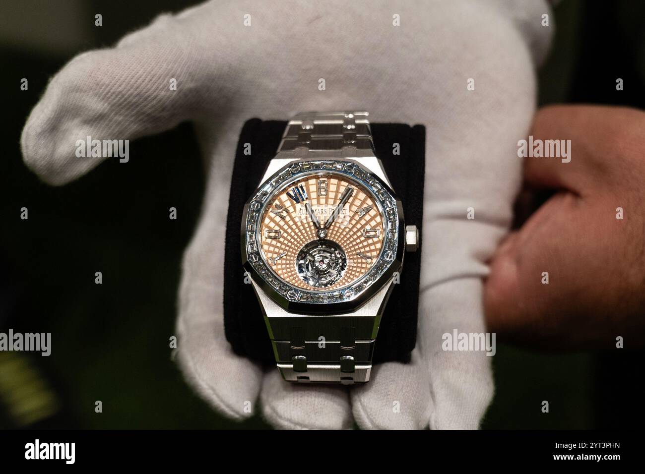 New York, NY, États-Unis, 5 décembre 2024 : The GOAT Collection : Watches & Treasures from Tom Brady - Une pièce rare unique Audemars Piguet Royal Oak Tourbillon avec les initiales de Tom Brady gravées dans le rotor sur l'affichage lors de l'avant-première de presse des ventes de luxe Sotheby's à New York le 5 décembre 2024. Crédit : Lev Radin/Alamy Live News Banque D'Images