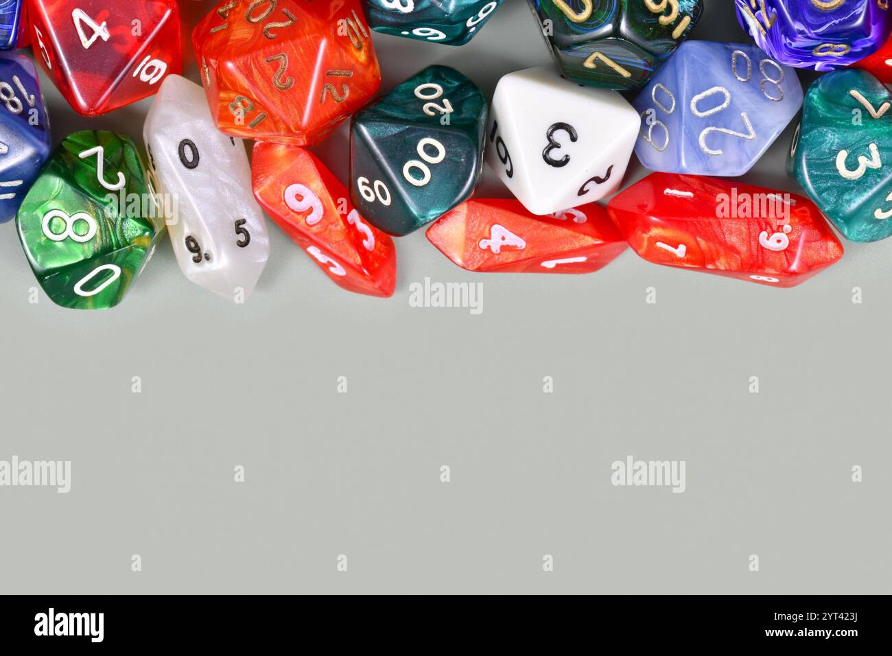 Dés RPG colorés différents avec espace de copie Banque D'Images