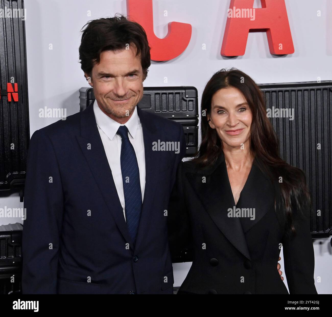 Los Angeles, États-Unis. 05th Dec, 2024. Jason Bateman et sa femme, l'actrice Amanda Anka, assistent à la première du thriller policier de Netflix « Carry-on » au théâtre égyptien dans la section hollywoodienne de Los Angeles le jeudi 5 décembre 2024. Scénario : un mystérieux voyageur fait chanter un jeune agent de la TSA pour qu'il laisse passer un dangereux colis à travers la sécurité et à bord d'un vol le jour de Noël. Photo de Jim Ruymen/UPI crédit : UPI/Alamy Live News Banque D'Images