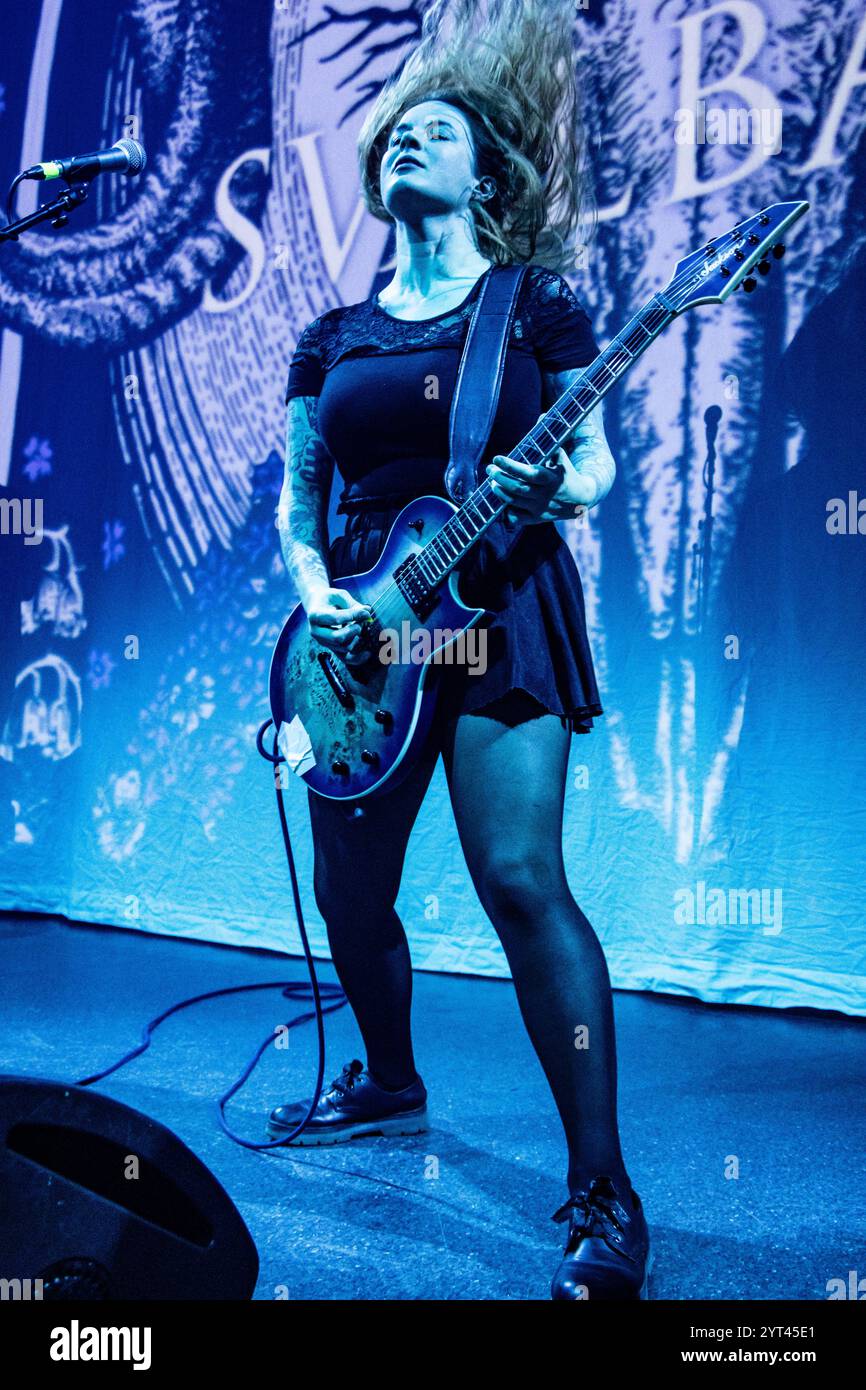 Copenhague, Danemark. 01 décembre 2024. Le groupe de post hardcore anglais Svalbard donne un concert live à VEGA à Copenhague. Ici, la chanteuse et guitariste Serena Cherry est vue en direct sur scène. Banque D'Images