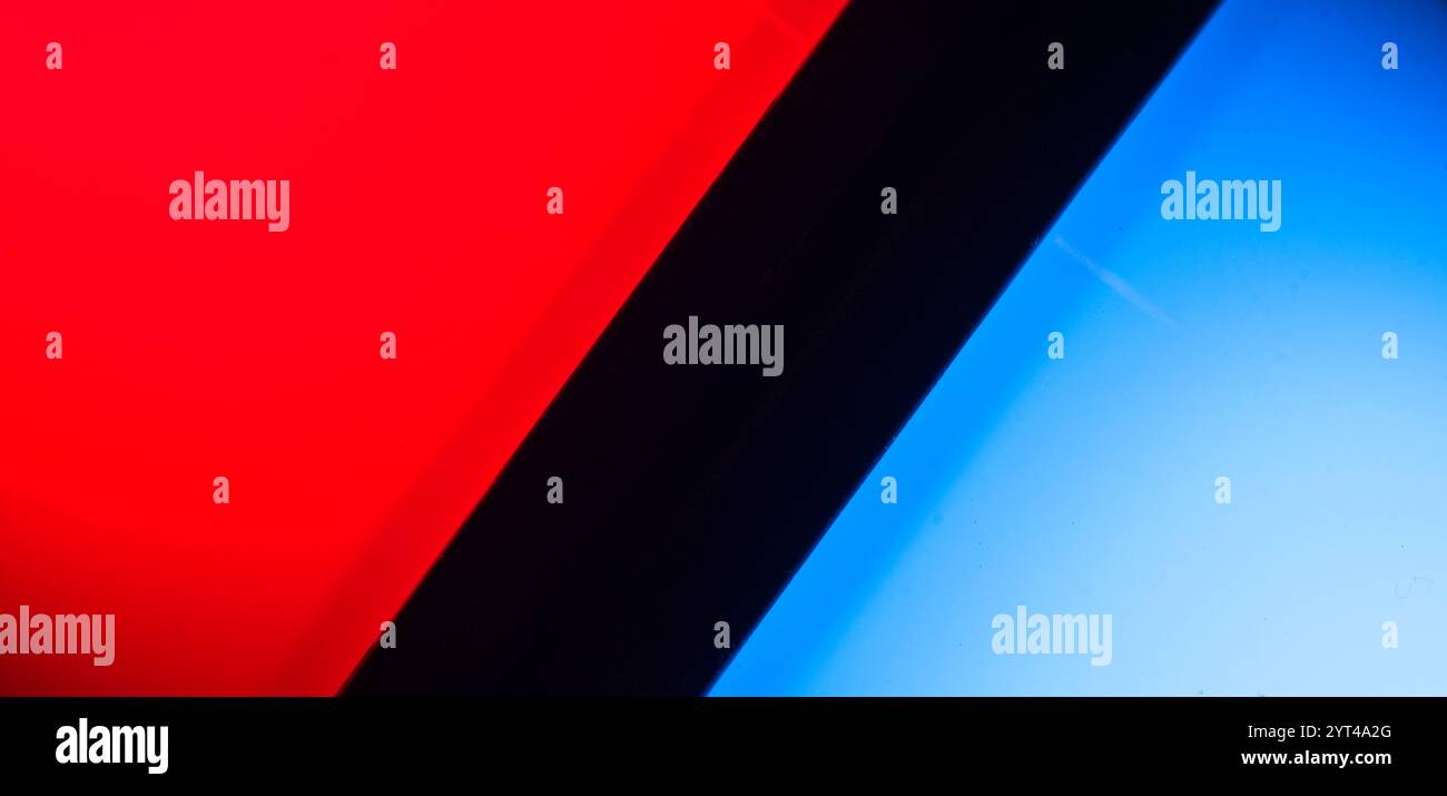 Lumière bleue et rouge avec ligne noire diagonale de haut en bas Banque D'Images