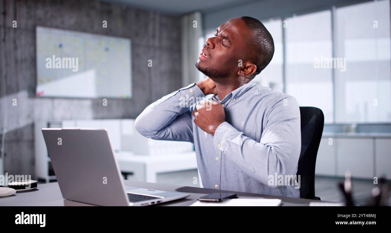 Maladie salivaire de la glande thyroïde. Homme avec mal de gorge Banque D'Images