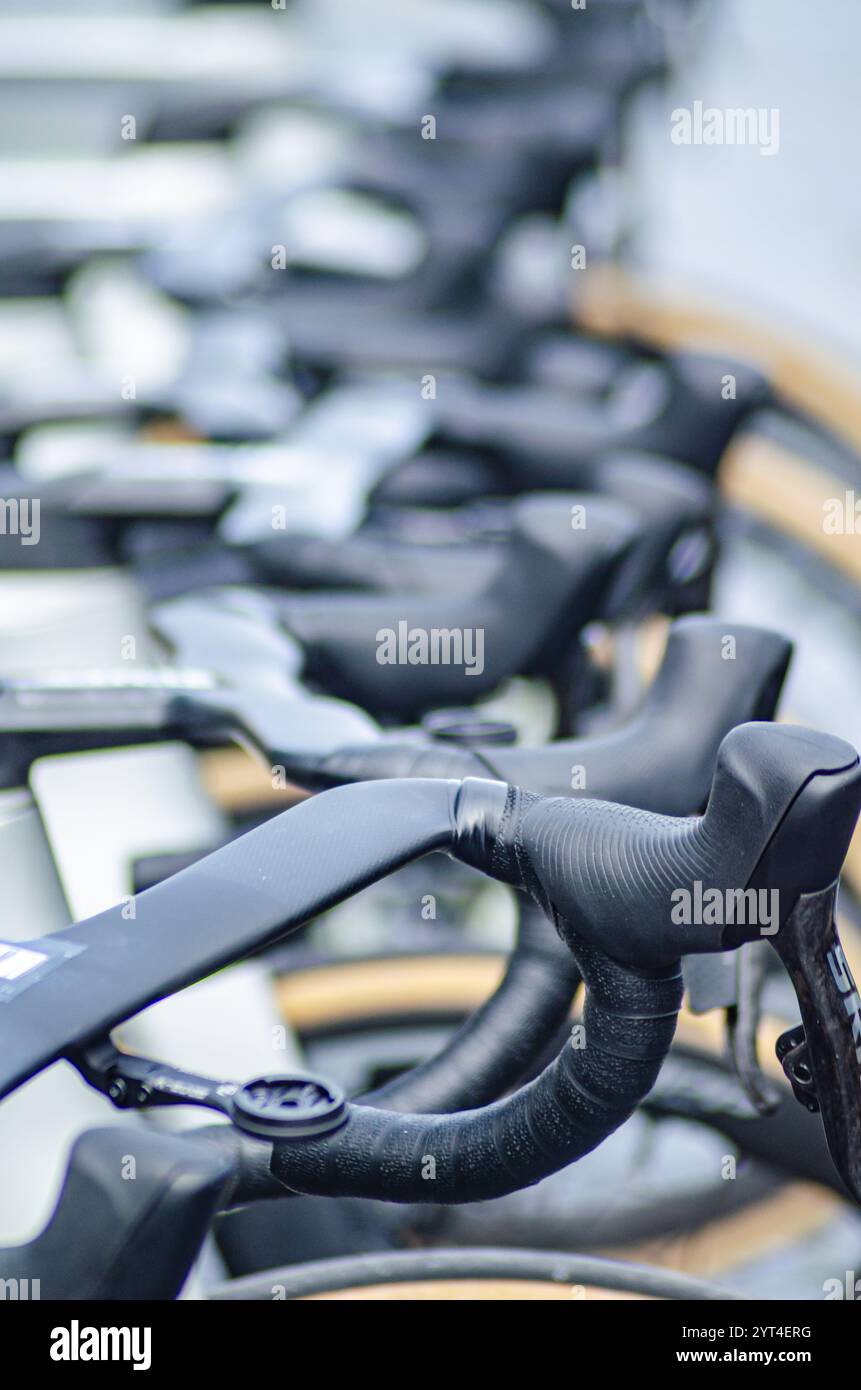 vue rapprochée du guidon de divers vélos de compétition de course sur route Banque D'Images