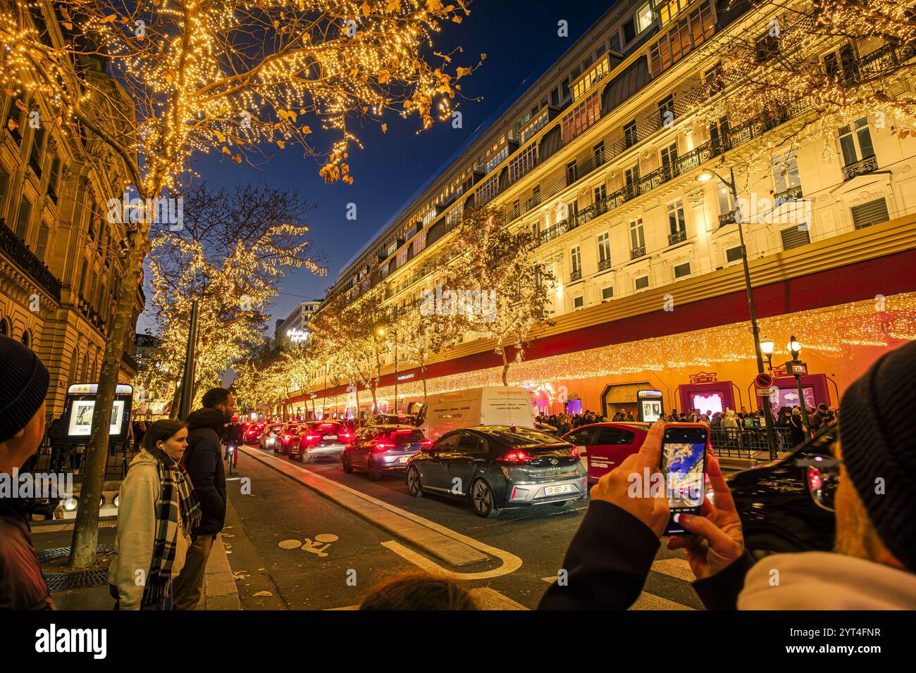 FRANCE. PARIS (75) (9ÈME ARRONDISSEMENT) POUR LES FÊTES DE FIN D’ANNÉE 2024, LE BOULEVARD HAUSSMANN EST ILLUMINÉ LE SOIR PRÈS DES GRANDS MAGASINS. Banque D'Images