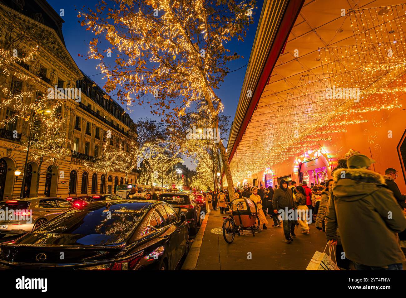 FRANCE. PARIS (75) (9ÈME ARRONDISSEMENT) POUR LES FÊTES DE FIN D’ANNÉE 2024, LE BOULEVARD HAUSSMANN EST ILLUMINÉ LE SOIR PRÈS DES GRANDS MAGASINS. Banque D'Images