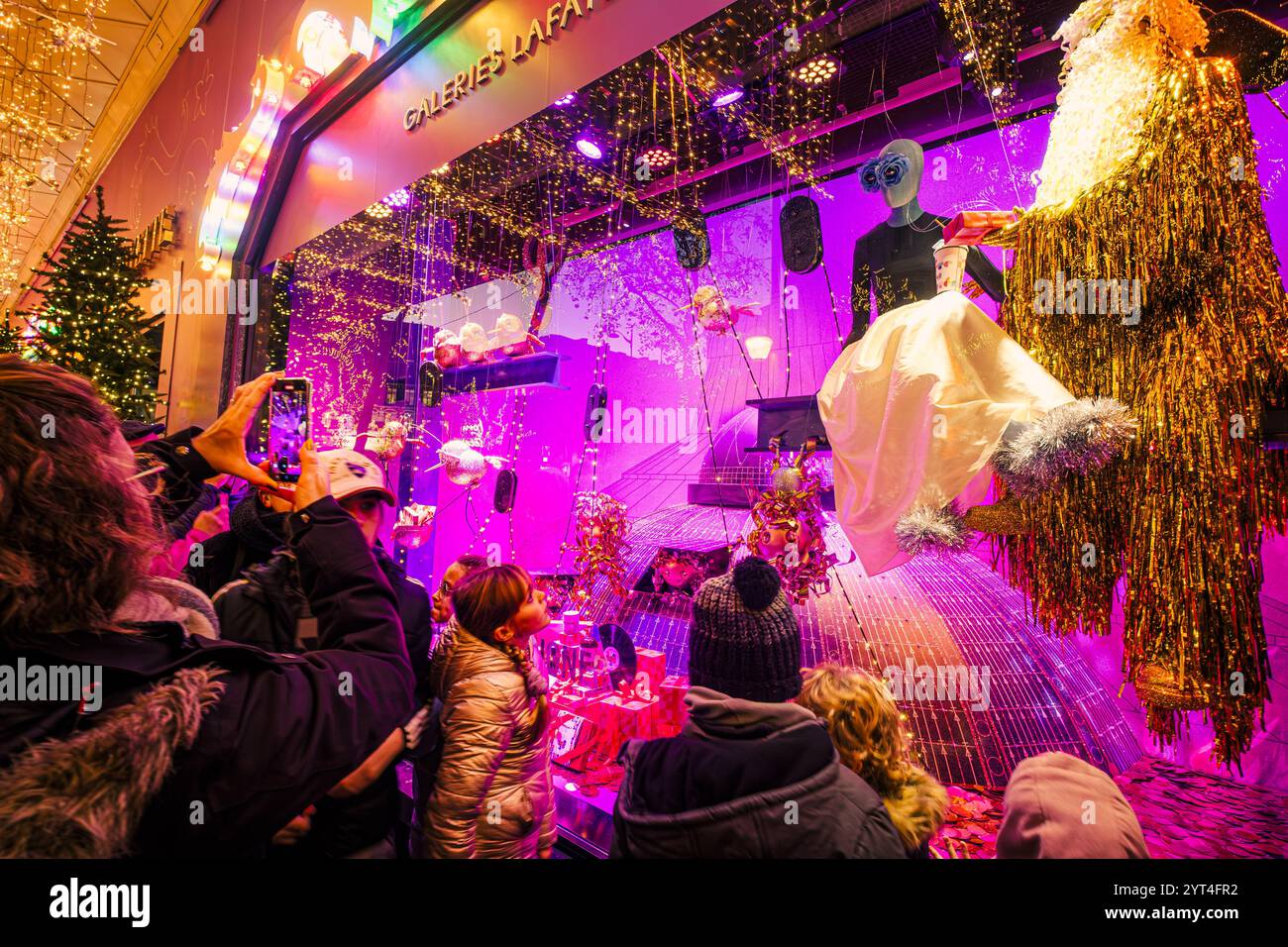 FRANCE. PARIS (75) (9ÈME ARRONDISSEMENT) POUR LES FÊTES DE FIN D’ANNÉE 2024, LE BOULEVARD HAUSSMANN EST ILLUMINÉ LE SOIR PRÈS DES GRANDS MAGASINS. Banque D'Images