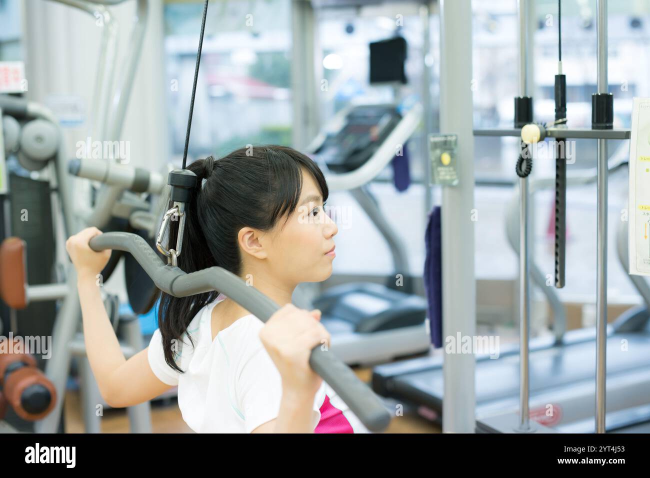 Jeunes femmes faisant de la musculation dans un gymnase sportif Banque D'Images