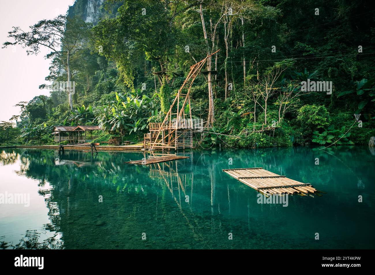 Célèbre blue lagoon dans la journée chaude, Vangvieng. Le Laos, Claire eau claire dans la lagune. Banque D'Images