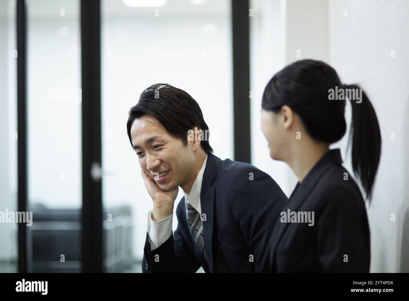 Hommes d'affaires assis sur un banc ayant une conversation Banque D'Images