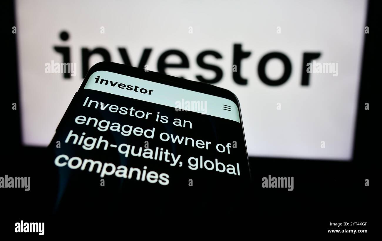 Allemagne. 19 juillet 2024. Dans cette illustration photo, un téléphone portable avec le site Web de la société d'investissement suédoise Investor AB est vu devant le logo de l'entreprise. (Crédit image : © timon Schneider/SOPA images via ZUMA Press Wire) USAGE ÉDITORIAL SEULEMENT ! Non destiné à UN USAGE commercial ! Banque D'Images