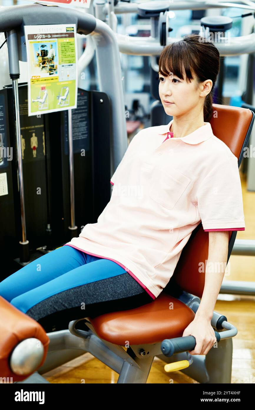 Entraînement de femme au gymnase d'entraînement Banque D'Images