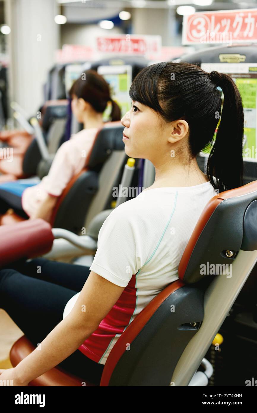 Entraînement de femme au gymnase d'entraînement Banque D'Images