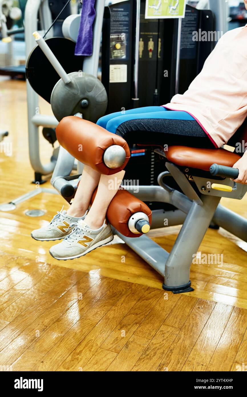 Entraînement de femme au gymnase d'entraînement Banque D'Images