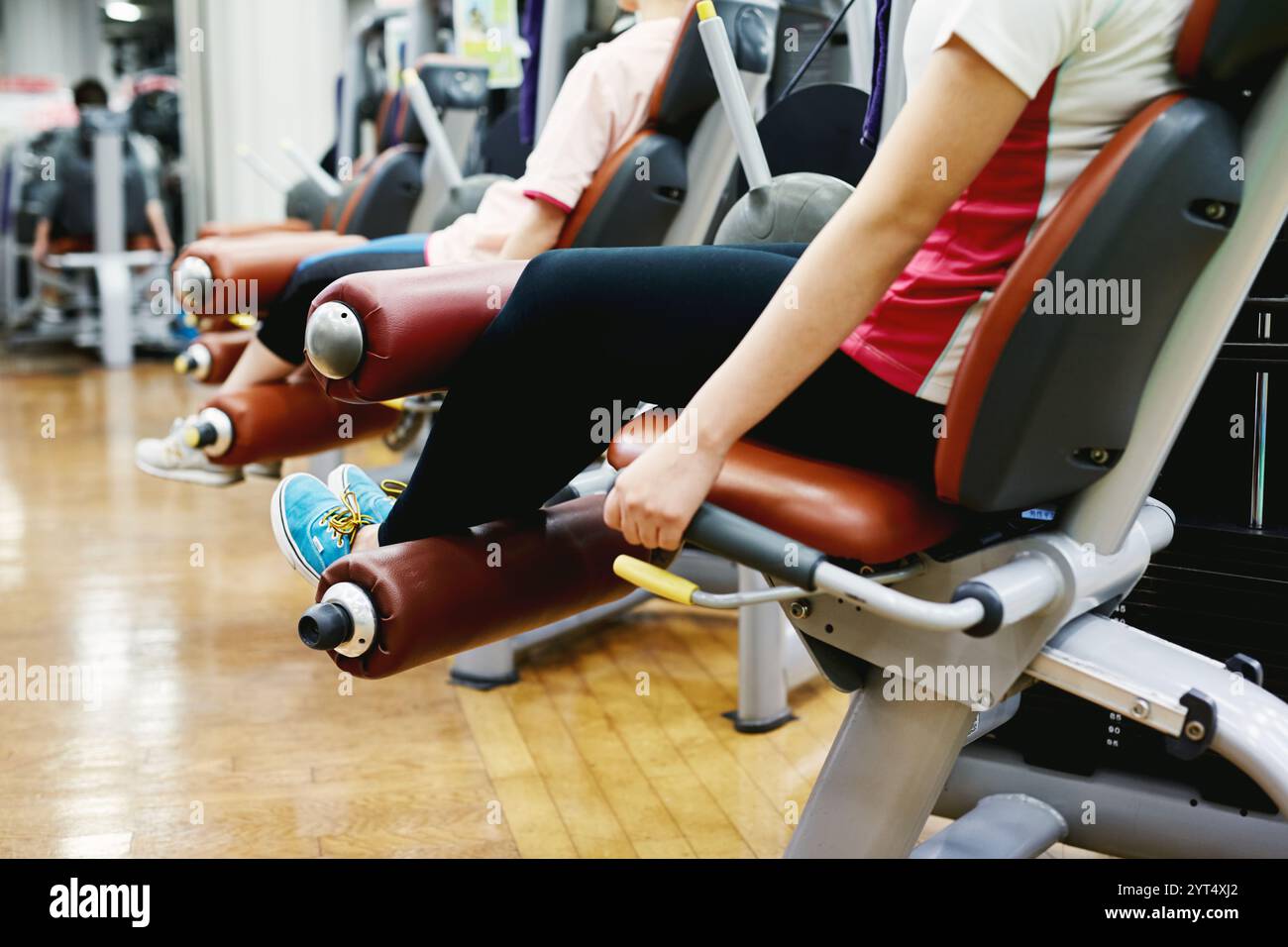 Entraînement de femme au gymnase d'entraînement Banque D'Images