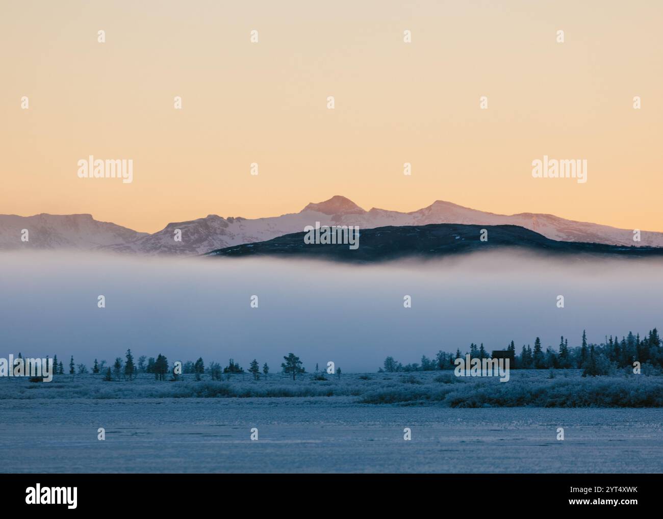 Paysage de montagne brumeux au lever du soleil d'hiver à Ã…nnsjÃ¶n à Ã…re, Banque D'Images